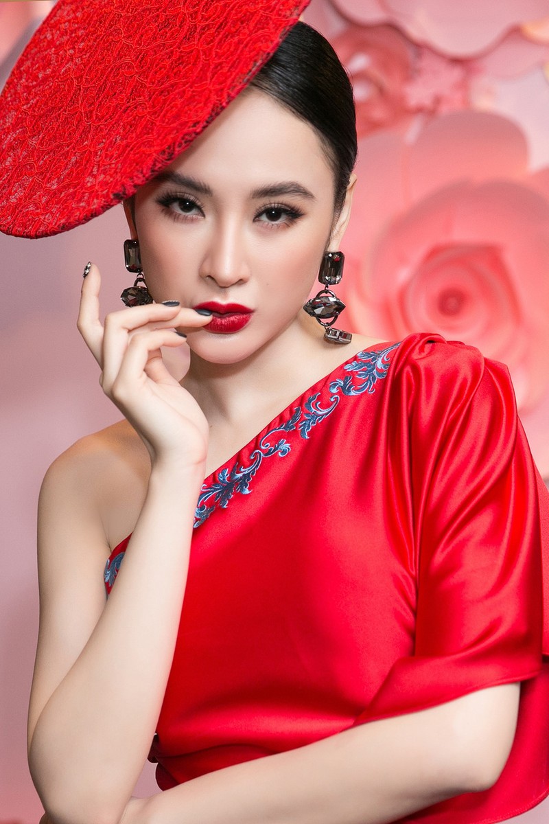 Angela Phuong Trinh gay chu y khi choi troi o su kien-Hinh-5